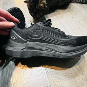 ALO Yoga Men's Charcoal Athletic Shoes